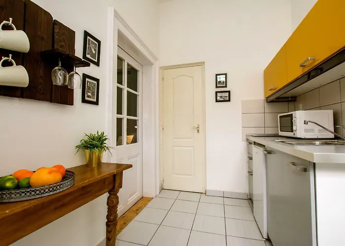 Hedonist Apartahotel